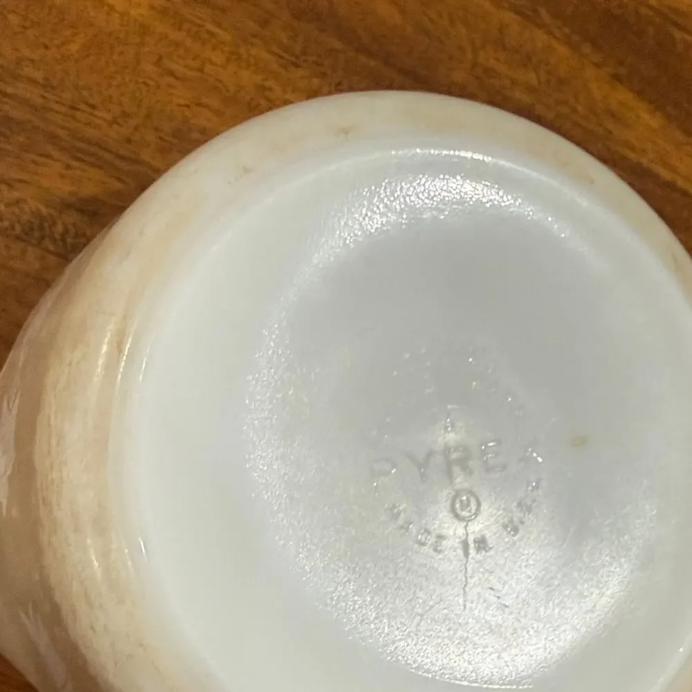 Vintage Pyrex Sandalwood casserole dish 473 without lid